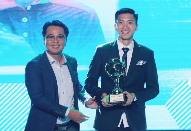 Văn Hậu được vinh danh là cầu thủ trẻ xuất sắc nhất ĐNA vào năm 2017