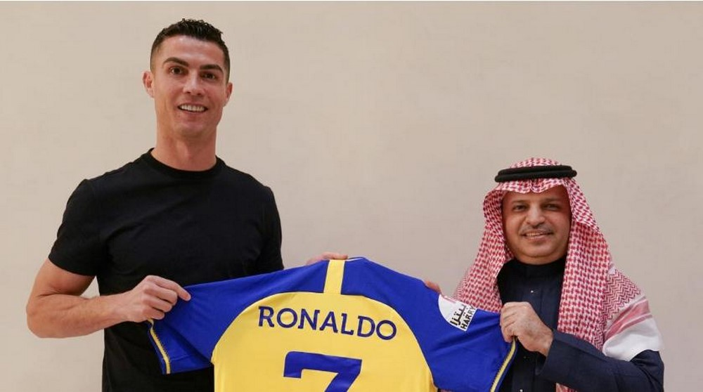 Ronaldo gia nhập Al Nassr chính thức chia tay với bóng đá Châu Âu 